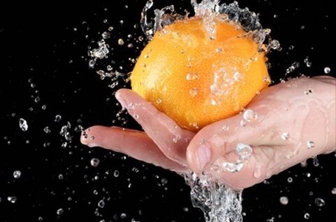 mytí ovoce, aby se zabránilo podkožním parazitům