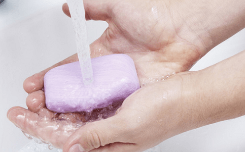 mytí rukou, aby se zabránilo podkožním parazitům