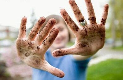 špinavé ruce jako příčina napadení parazity