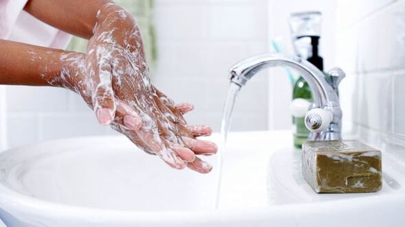 mytí rukou, aby se zabránilo červům